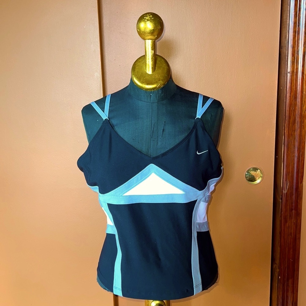 Strappy NIKE Fitness Top w/ built in sports bra. Athleisure Black / White / Gray